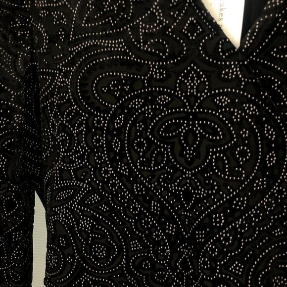 Cupcakes & CASHMERE NWT Black White Floral Velvet Open Shoulder Wrap Top Sz‎ S - Picture 7 of 7